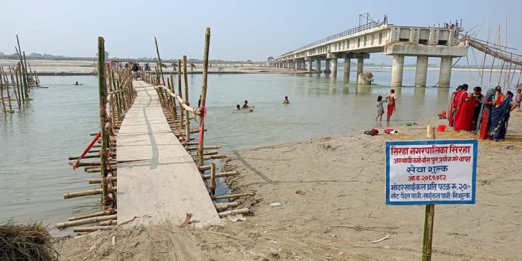 कमला नदीको व्यथा : बाँसको खम्बा र प्लाइउड सहारा