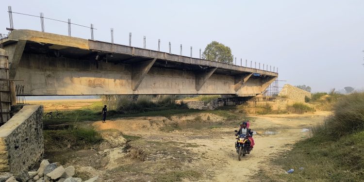 सप्तरीको मुतनी खोलामा आठ वर्ष बितिसक्दा पनि पुल निर्माणको काम अधुरै