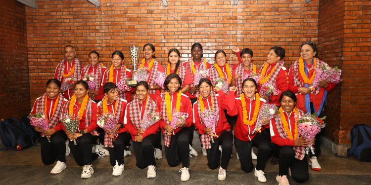विश्वकपमा छनोट भएको नेपाली महिला टोलीलाई विमानस्थलमा भव्य स्वागत