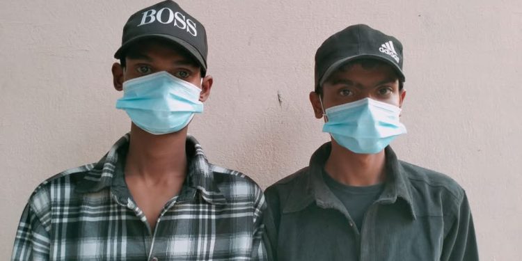रौतहटमा मोबाइल चोर्ने २ जना रंगेहात पक्राउ