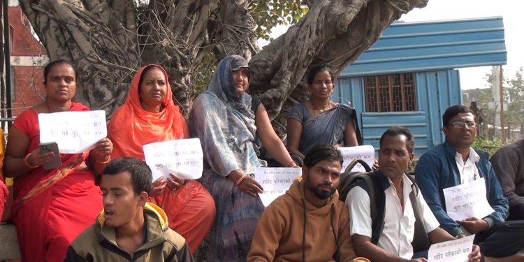 मधेसका मुख्यमन्त्री कार्यालय अगाडि जागिर माग्दै शहीद परिवारको प्रदर्शन
