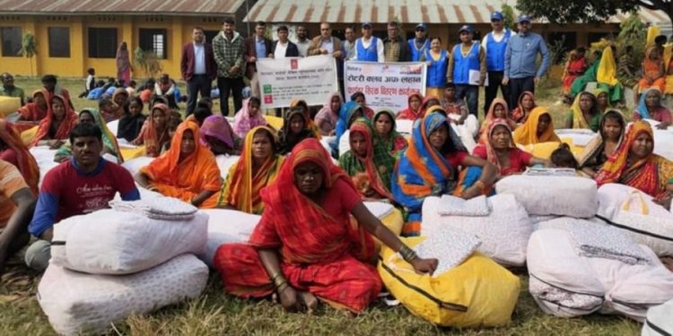 सिरहा : दलित बस्तीमा सिरक वितरण