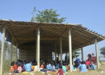 बोरा बिछ्याएर पढिरहेका विद्यार्थी, सात वर्षदेखि तलब नपाएका शिक्षक