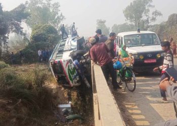 भिठामोडबाट जनकपुरतर्फ आउदै गरेको बस पल्टिँदा २२ जना घाइते, दुईको अवस्था गम्भिर