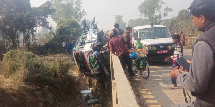 भिठामोडबाट जनकपुरतर्फ आउदै गरेको बस पल्टिँदा २२ जना घाइते, दुईको अवस्था गम्भिर