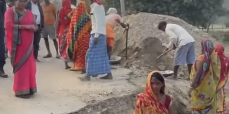 बारा गढीमाई मेलामा लाखौं मानिसको घुँईचो, मौलापुर द्वारा बाटो मर्मत