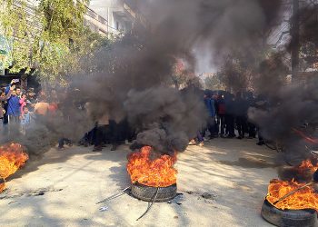 प्रधानाध्यापकले छात्रासंग यौन दुव्र्यवहार गरेको भन्दै जलेश्वरस्थित लचमु विद्यालयका विद्यार्थी आन्दोलित