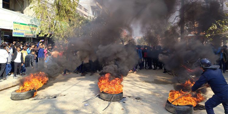 प्रधानाध्यापकले छात्रासंग यौन दुव्र्यवहार गरेको भन्दै जलेश्वरस्थित लचमु विद्यालयका विद्यार्थी आन्दोलित