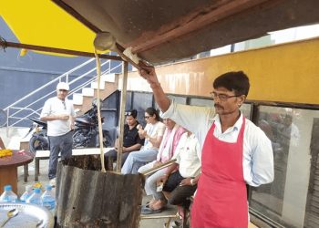 चिया बेचेरै मासिक एक लाख कमाउँछन् विनोद