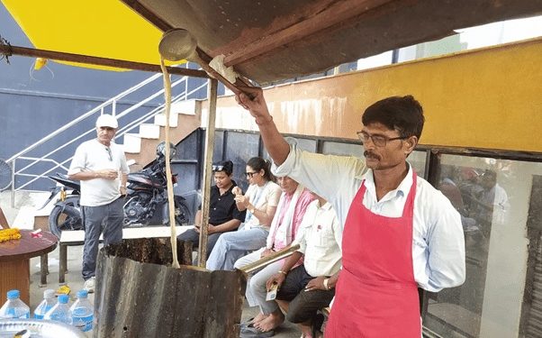 चिया बेचेरै मासिक एक लाख कमाउँछन् विनोद