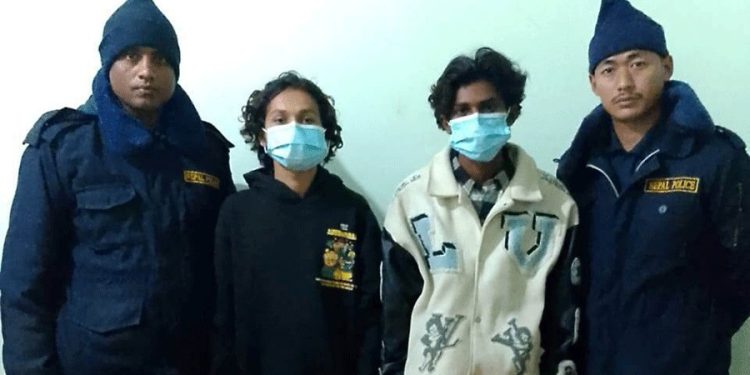 कटुवा पेस्तोलसहित दुई युवक सिरहाबाट पक्राउ