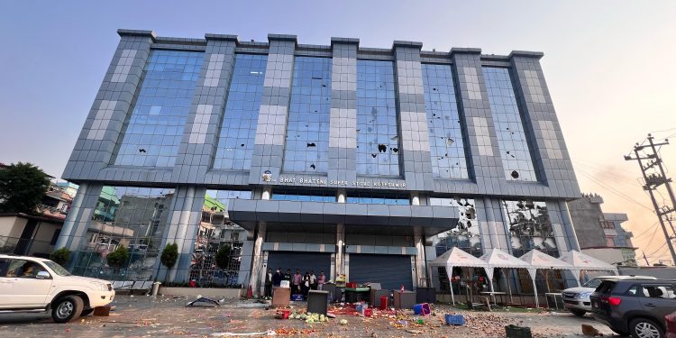 भाटभटेनीले भन्यो– मोबाइल, घडी, बियर, महँगा ब्रान्डका रक्सी लुटपाट भयो