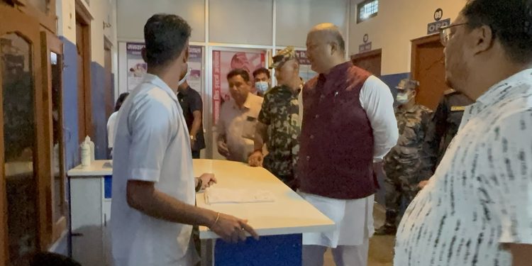 मुख्यमन्त्री सिँहद्वारा सिरहाको मिर्चेयामा १४ निजी अस्पताल अनुगमन, १३ अस्पताल बन्द गराइए