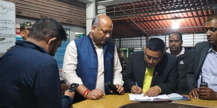 राजमार्ग क्षेत्रका निजी अस्पतालमा मुख्यमन्त्री सिँहको अनुगमन, १३ मा १२ अस्पताल अवैध