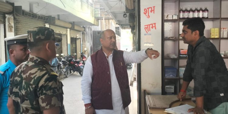 सप्तरीको बोदेबर्साइनमा मुख्यमन्त्री सिँहको अनुगमन, पाँचमध्ये चार अस्पताल बन्द गर्न निर्देशन