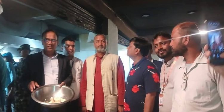 आफैले बुलेट बाइक हाँकेर मुख्यमन्त्री सिँहले गरे होटल अनुगमन