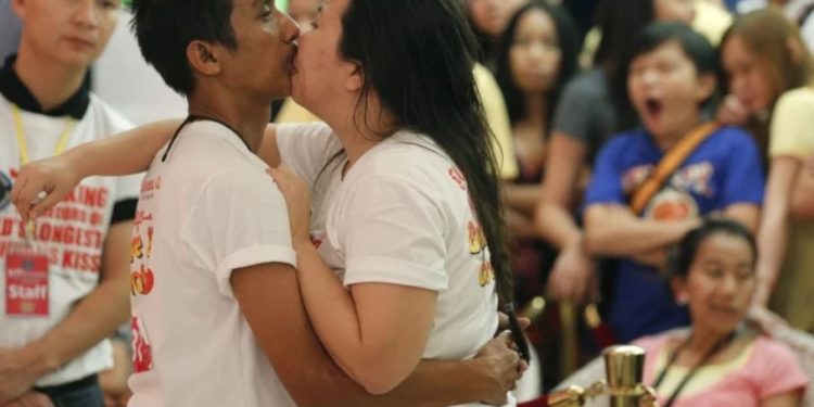 अलग हुँदै सबैभन्दा लामो चुम्बनको विश्व कीर्तिमान बनाएको जोडी