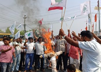 धनुषाको लक्ष्मीनियामा लिङ्देनको पुतला दहन, कांग्रेस कार्यकर्ताद्वारा चक्काजाम