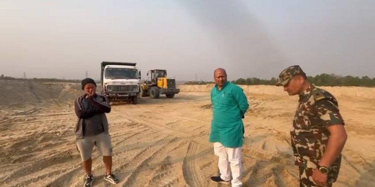 मुख्यमन्त्री सिंहद्वारा जलाद खोलाको अनुगमन, सात वटा टिपर र दुई वटा जेसिबी नियन्त्रणमा