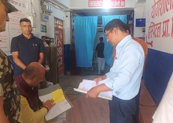 कलैया स्थित निजी स्वास्थ्य संस्थामा मुख्यमन्त्री सिँहको अनुगमन, १२ अस्पताल बन्द गर्न निर्देशन