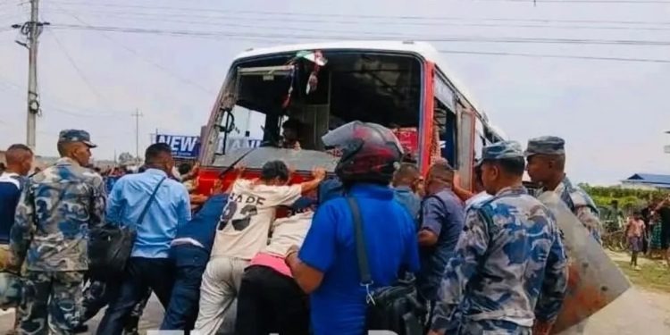 सप्तरीमा बस दुर्घटना दुई जनाको घटनास्थलमै मृत्यु,आधा दर्जनबढी घाइते