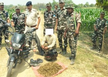 मोटरसाइकलको ट्यांकीभित्र गाँजा तस्करी गरेको आरोपमा नेपाली युवक भारतमा पक्राउ