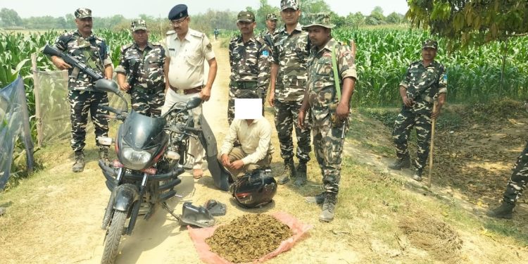 मोटरसाइकलको ट्यांकीभित्र गाँजा तस्करी गरेको आरोपमा नेपाली युवक भारतमा पक्राउ