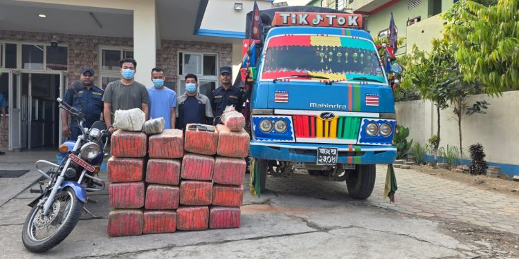 ३६७ किलो लागूऔषध गाँजा सहित एक भारतीयसहित ५ जना पक्राउ