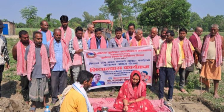 सिरहाको मिर्चैयामा मदन भण्डारी आवास कार्यक्रम अन्तर्गत आवास निर्माण कार्यको माननीय भाग्यश्री चौधरीद्वारा शिलान्यास