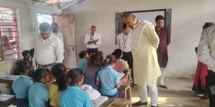 अस्पतालपछि विद्यालयहरुको अनुगमन गर्दै मधेश प्रदेशको मुख्यमन्त्री सिंह