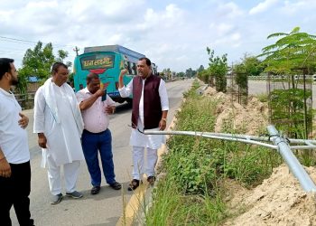 जडान भइरहेकाे सडक बत्तीको गुणस्तर मन्त्री यादव आफै अनुगमन गर्दै