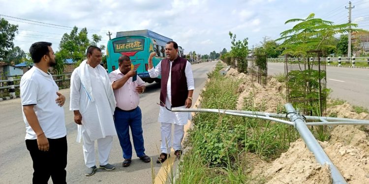 जडान भइरहेकाे सडक बत्तीको गुणस्तर मन्त्री यादव आफै अनुगमन गर्दै