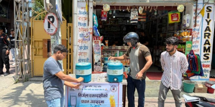 जनकपुरधाममा निर्जला एकादशीको अवसरमा ग्लुकोज पानी वितरण