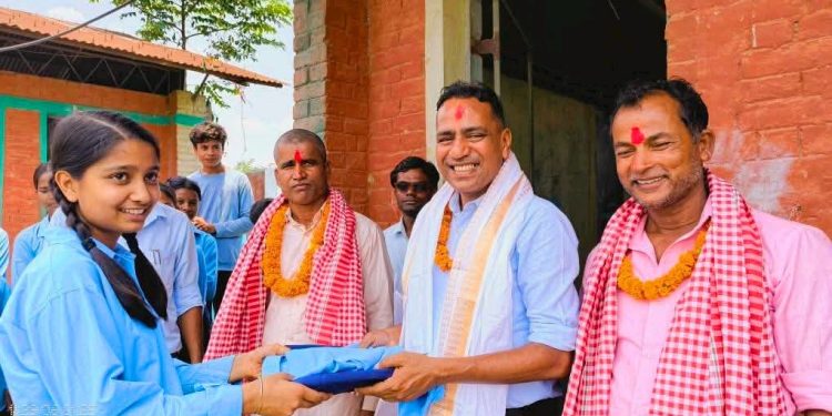 महोत्तरी : मटिहानी नगरपालिकामा बिद्यालय पोशाक बितरण