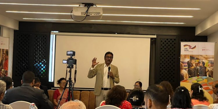 विदेशी भूमिमा रहेको नेपालीको स्वामित्व राज्यले लिनुपर्छः श्रममन्त्री