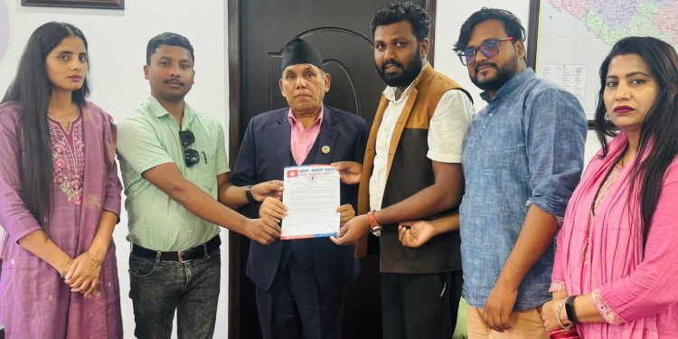 तल्लो तहमा काम गर्ने श्रेणीविहिन कर्मचारीहरुको माग सम्बोधन गर्न आजपाले राष्ट्रियसभाका अध्यक्षलाई बुझायो ज्ञापनपत्र