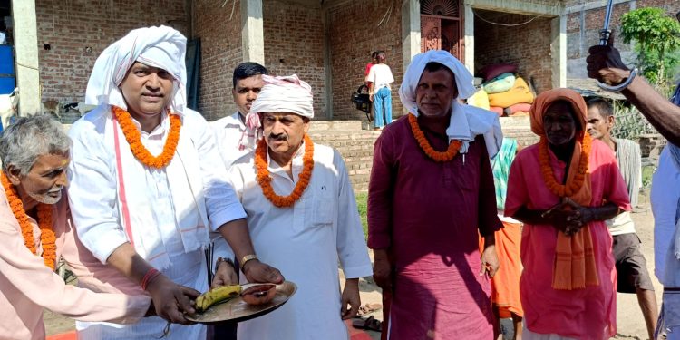 कुर्था वाटिका चाैक-तपनपुर सडक खण्डकाे शिलान्यास