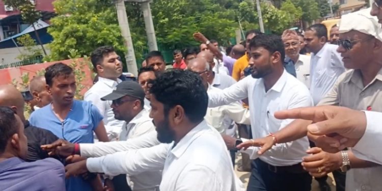 जनकपुरमा वकिलहरुद्वारा पत्रकारमाथि आक्रमण