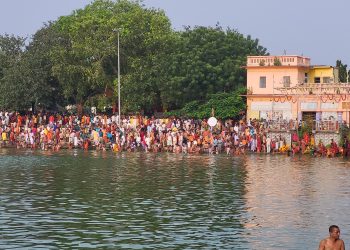 मिथिला क्षेत्रमा पितृ तर्पण सुरु, जनकपुरधामका पोखरीमा भक्तजनको भीड