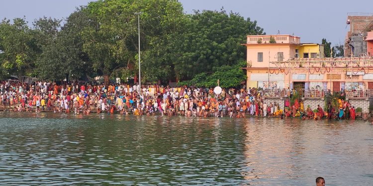 मिथिला क्षेत्रमा पितृ तर्पण सुरु, जनकपुरधामका पोखरीमा भक्तजनको भीड