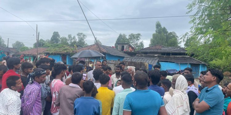 महोत्तरी : बालिकाको मृत्यु भएपछि सडक अवरुद्ध