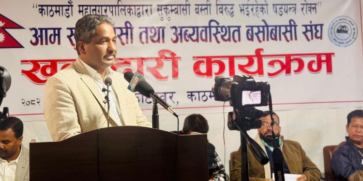 सुकुम्बासीबस्तीमा बालेनको डोजर आतंकबिरुद्ध उभिए प्रभु साह