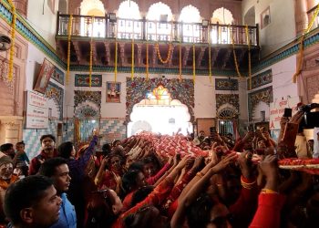 सीताराम गौशाला जनकपुरद्वारा जानकी मन्दिरमा १११ मिटरको चुनरी माता सीतालाई अपर्ण