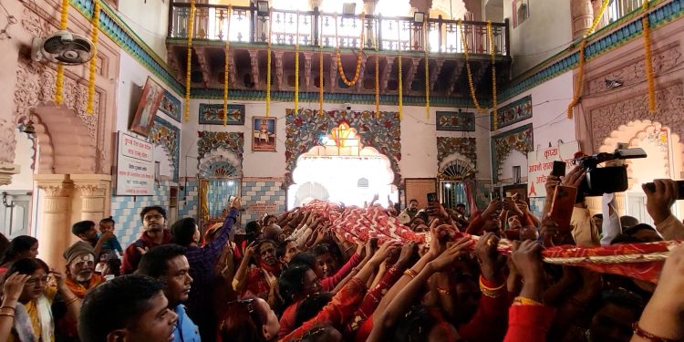 सीताराम गौशाला जनकपुरद्वारा जानकी मन्दिरमा १११ मिटरको चुनरी माता सीतालाई अपर्ण