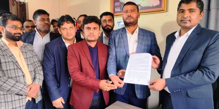 मधेशमा वनका कर्मचारीले अनावश्यक आरोप लगाएको भन्दै लेखाका कर्मचारीको विरोध