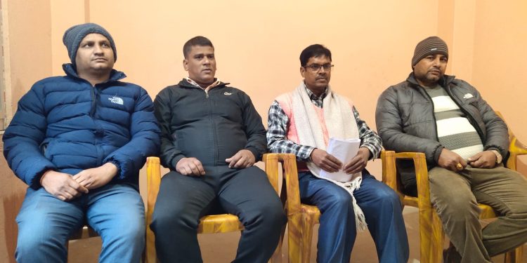 धनुषा डिष्टिलरीले गैरकानुनी रूपमा हटाएको भन्दै पाँच कर्मचारी न्यायका लागि गुहार्दै