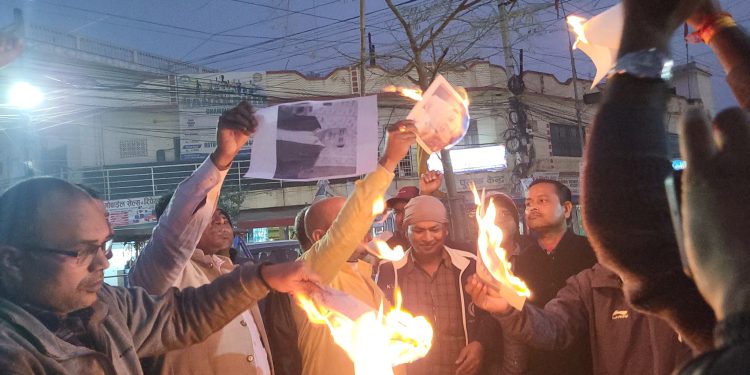 महेश बस्नेतविरुद्ध जनकपुरधाममा रास्वपाको प्रदर्शन, तस्वीर जलाएर विरोध