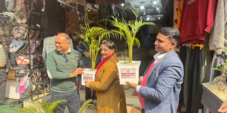 जनकपुरधामलाई हरियाली र स्वच्छ बनाउने लक्ष्य सहित जउवा संघको अभियान,पसल–पसलमा गमला र बिरुवा वितरण