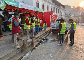 महाशिवरात्रीमा थुप्रिएका फोहोरमैला सफागर्दै सफाईकर्मीहरु