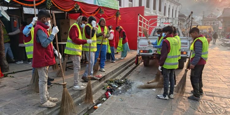 महाशिवरात्रीमा थुप्रिएका फोहोरमैला सफागर्दै सफाईकर्मीहरु